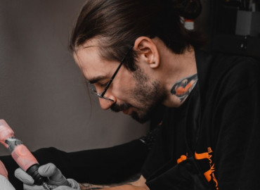 Тату-художник из Казани отстриг длинные волосы, чтобы сделать из них парик для онкобольных детей